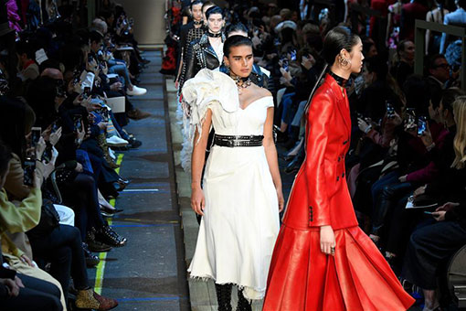 Semaine de la mode de Paris : défilé des créations d'Alexander McQueen