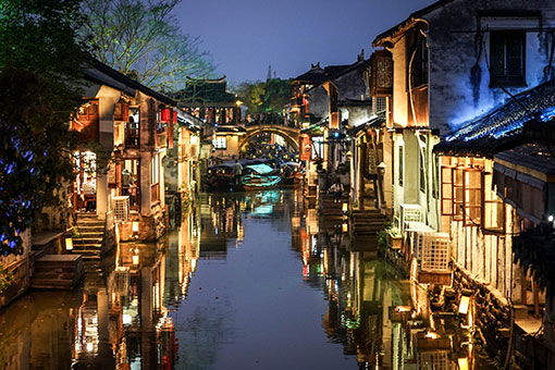 Chine: vue nocturne du bourg ancien de Zhouzhuang