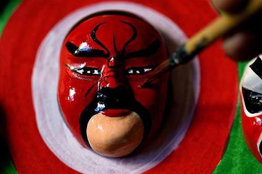 Chine : un retraité de 82 ans qui se consacre à la création des masques de l'opéra de Pékin