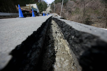 Japon : le bilan du s&eacute;isme et du tsunami s'&eacute;l&egrave;ve &agrave; 10.418 morts