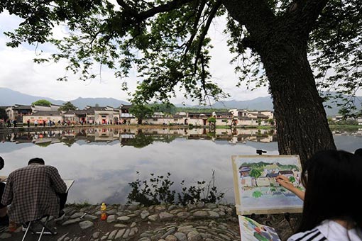 Des visiteurs dessinent dans des villages pittoresques à l'Anhui