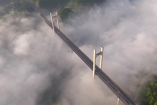 Chine: pont sur la rivière Gongshui dans le centre