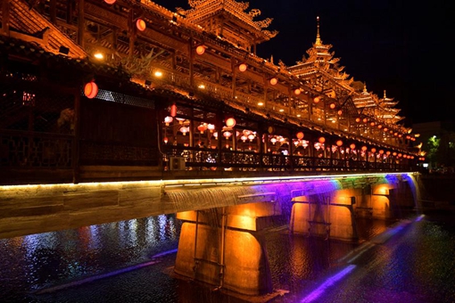 Vue nocturne dans le centre de la Chine