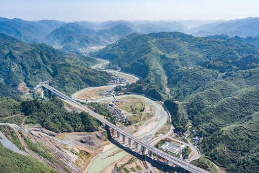 Chine: vue d'une section de l'autoroute Tongren-Huaihua