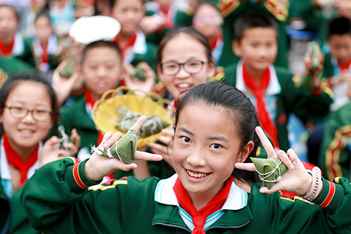 Des écoliers apprennent à faire des zongzi dans le centre de la Chine