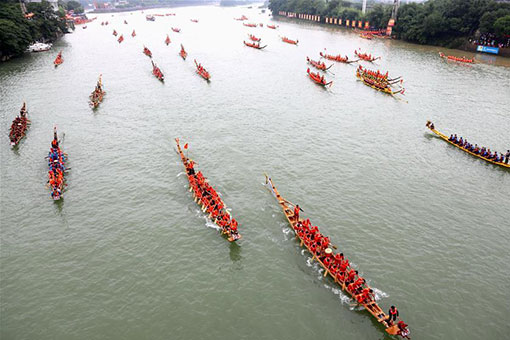 Une course de bateaux-dragons dans le centre de la Chine