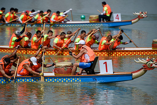 Chine: une course de bateaux-dragons à Yinchuan