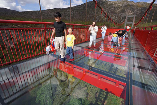 Chine : un pont suspendu en verre au Yunnan