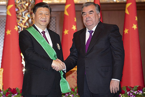 Xi Jinping est décoré de l'Ordre de la Couronne par le président tadjik