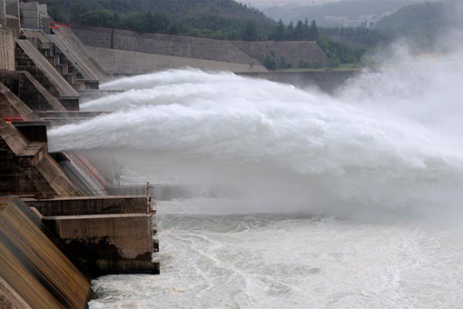 Chine : lâcher d'eau du barrage de Xiaolangdi au Henan