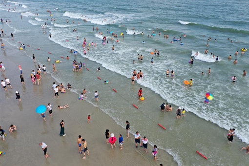 Des gens s'amusent dans l'eau au Guangxi