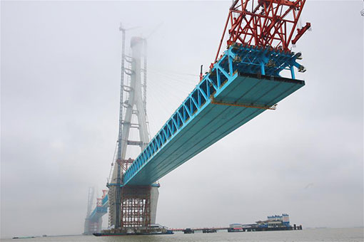 Chine : construction d'un pont sur le fleuve Yangtsé