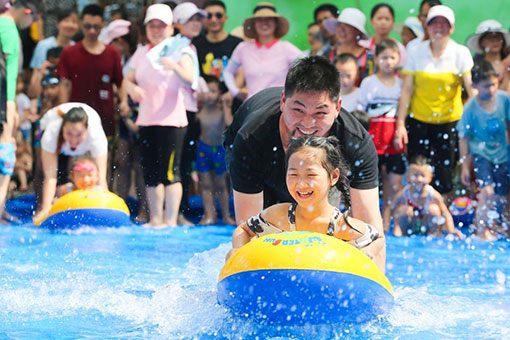 Des enfants jouent dans l'eau au Hunan