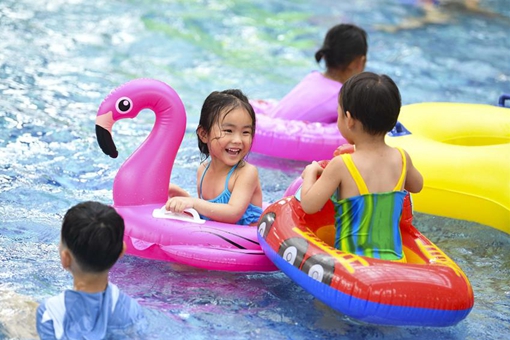 Des gens s'amusent dans un parc aquatique dans l'est de la Chine