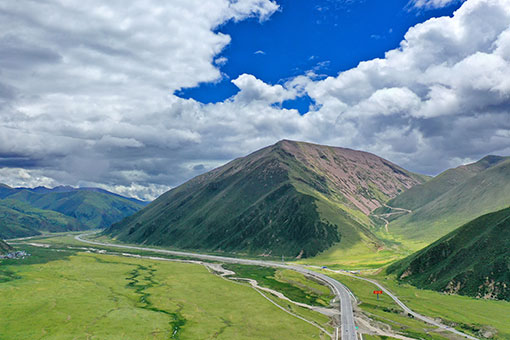 Chine : paysage le long d'une autoroute au Tibet