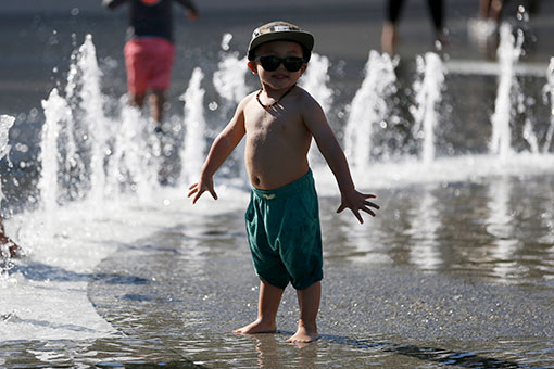 Des enfants se rafraîchissent dans une fontaine à Los Angeles