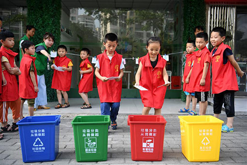 Leçon de tri des déchets dans l'est de la Chine