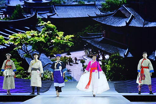 Chine: défilé de mode des costumes traditionnels