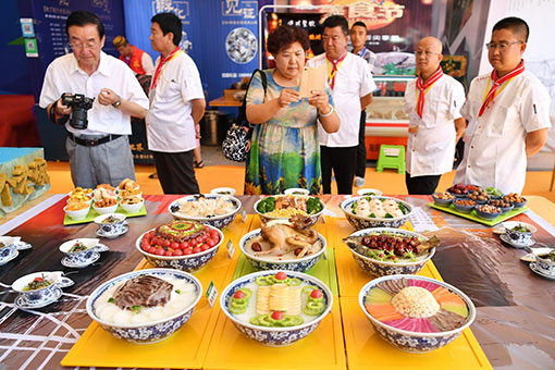 Chine: un concours de cuisine de spécialités locales à Lanzhou