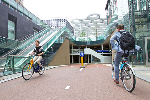 Pays-Bas: un parking à vélos à Utrecht