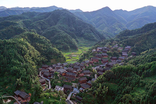 Paysage d'un village dans le centre de la Chine