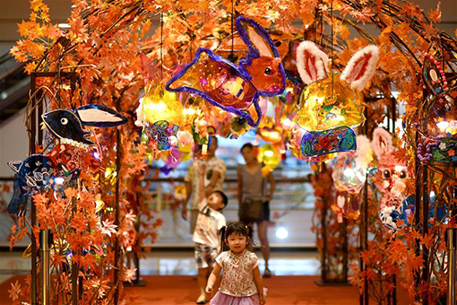 Décorations pour célébrer la prochaine Fête de la mi-automne en Malaisie