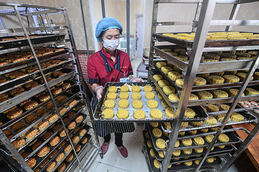 Chine : des gâteaux de lune faits à la main au Hebei