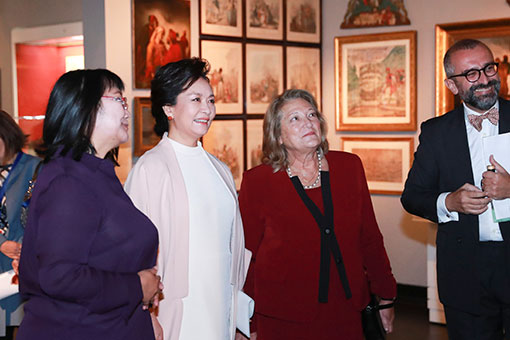 Peng Liyuan visite le musée Benaki à Athènes