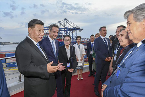 Xi Jinping et le PM grec visitent le port du Pirée et saluent la coopération sino-grecque dans le cadre de l'ICR