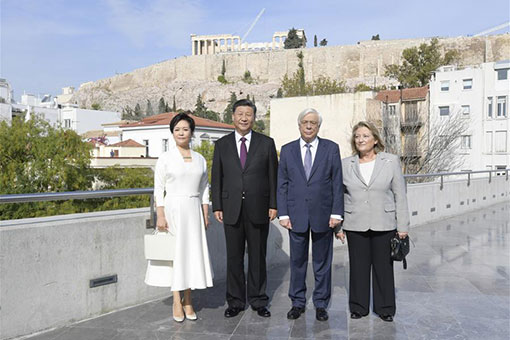 Xi Jinping visite le Musée de l'Acropole d'Athènes en compagnie de son homologue grec