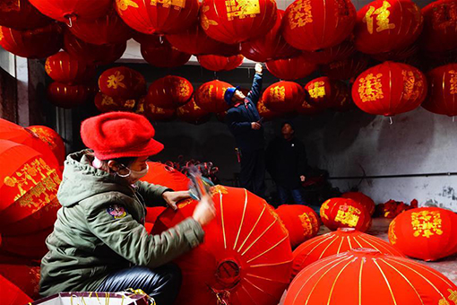 Fabrication de lanternes rouges dans le nord de la Chine