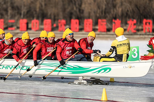 Chine: course de bateaux-dragons sur glace à Shenyang