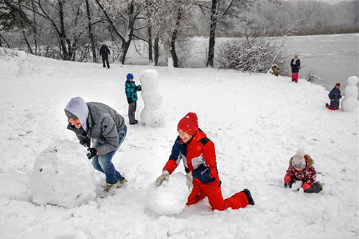Des gens jouent avec la neige à Moscou
