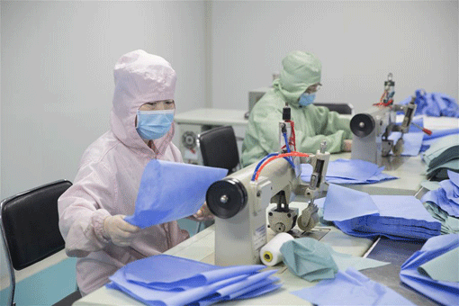 (2019-nCoV) Fabrication de combinaisons de protection dans une entreprise à Harbin