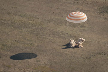 Atterrissage au Kazakhstan d'un vaisseau spatial russe