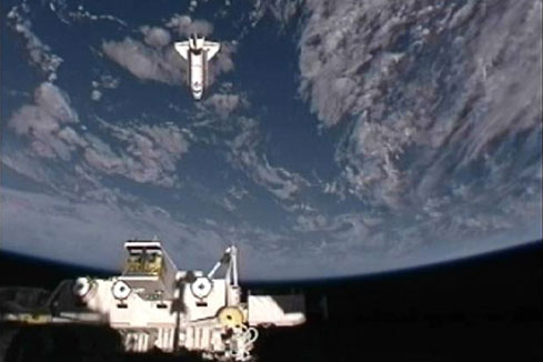 Endeavour se d&eacute;tache de la station spatiale internationale