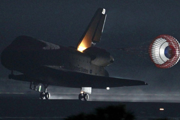Atterrissage de la navette spatiale Endeavour en Floride