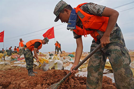 Chine : des vétérans bénévoles aident à lutter contre les inondations au Jiangxi