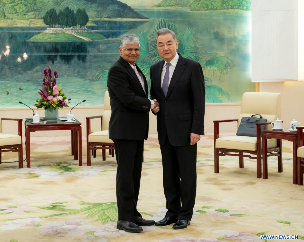 चीनी विदेश मंत्री ने चीन में निवर्तमान भारतीय राजदूत से मुलाकात की