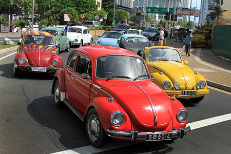Sri Lanka : défilé de Volkswagen Beetle à Colombo