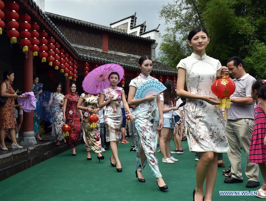 Chine : défilé de jeunes femmes en qipao au Guangxi